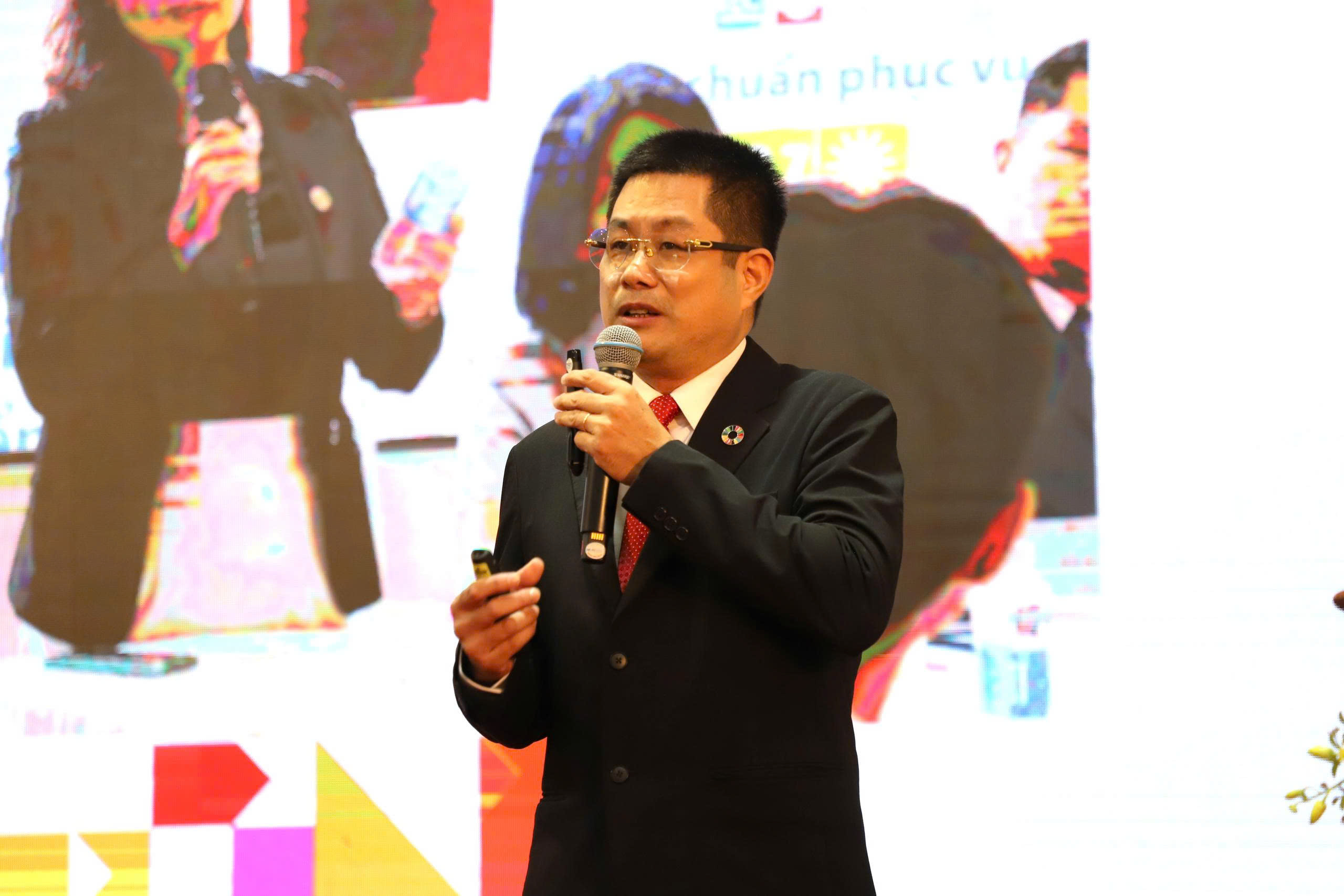 Các đại biểu trình bày tham luận